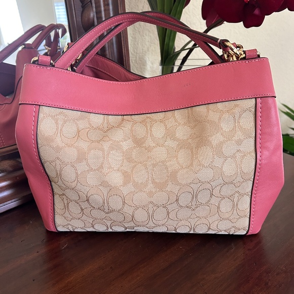 Coach Signature New York Lexi Shoulder Handbag in Peony Pink - Picture 2 of 10